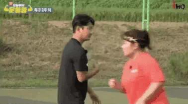 이천수 여자한테 어깨빵하고 쓰러지네