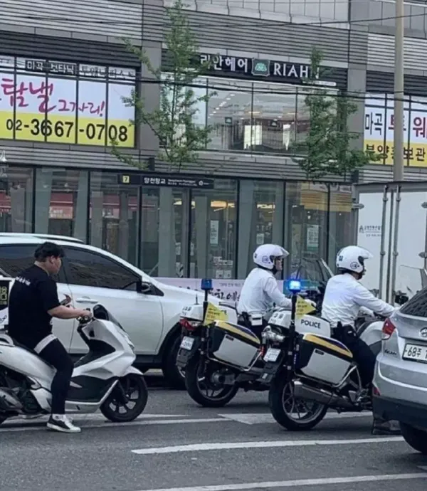 뒤를 보지 마세요... 제발...