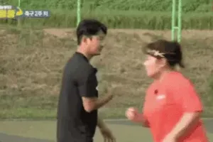이천수 여자한테 어깨빵하고 쓰러지네