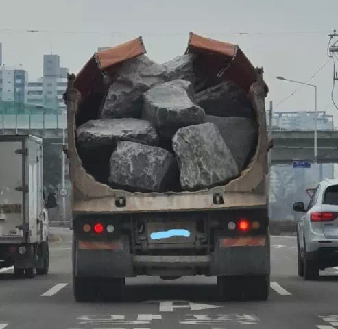 안전 불감증 덤프 트럭
