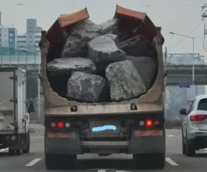 안전 불감증 덤프 트럭